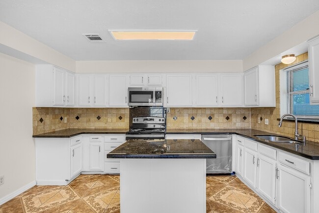 Building Photo - 4909 Meadow Pl Dr