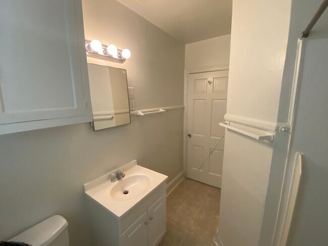 Building Photo - Adorable 1 Bedroom Duplex in Old West Durh...