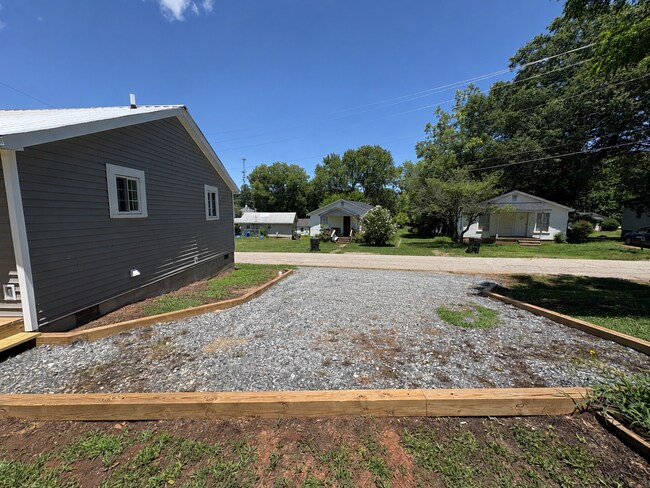 Building Photo - 206 Hillcrest Dr