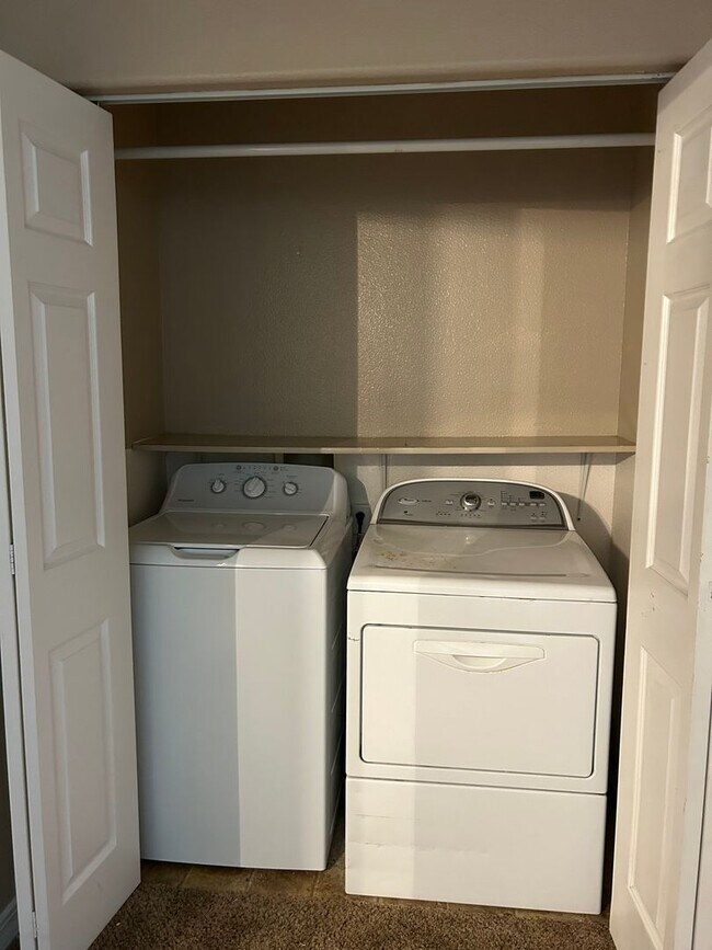 Building Photo - Charming Twinhome