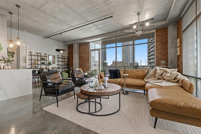 Building Photo - 800 W 5th St