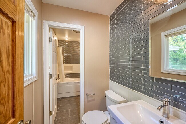 Building Photo - 5 Bedroom Chanhassen Home with fully fenced backyard, basketball court, garden beds.  Fabulous Ho...