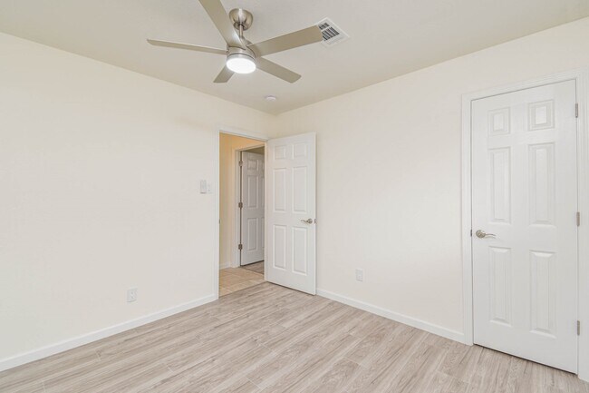 Building Photo - 5003 Denoron Dr