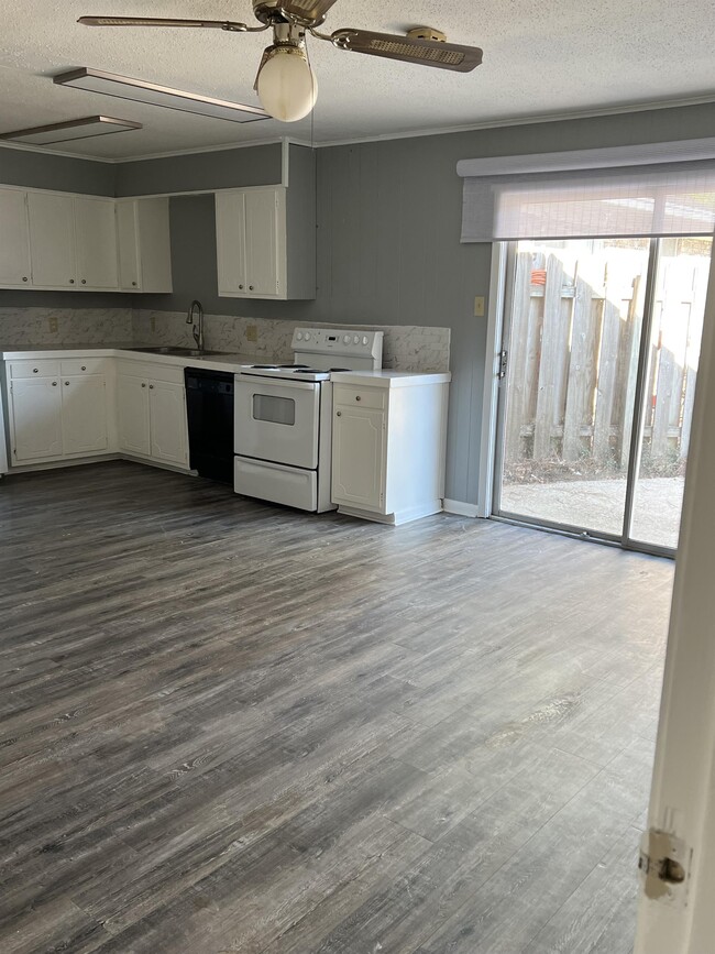 Building Photo - 2314 Lily Dr
