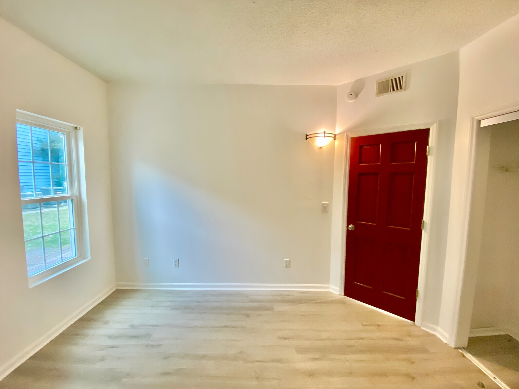 Master bedroom. - 4240 Wilshire Blvd