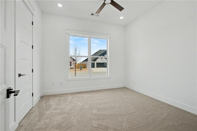 Building Photo - 310 Hedge Dr