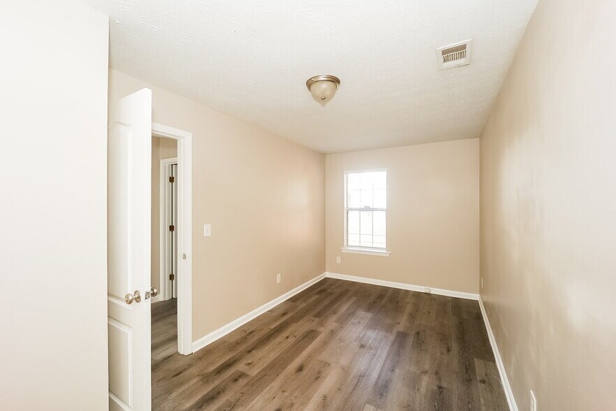 Building Photo - 587 Rosewood Cir