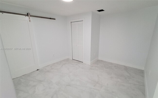 Building Photo - 216 Shadow Way