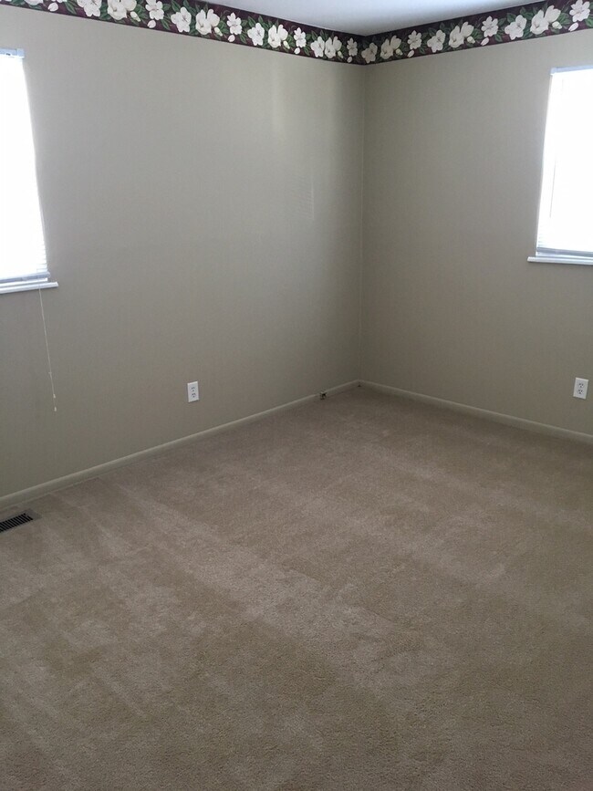 Building Photo - 3-Bedroom Ranch Home