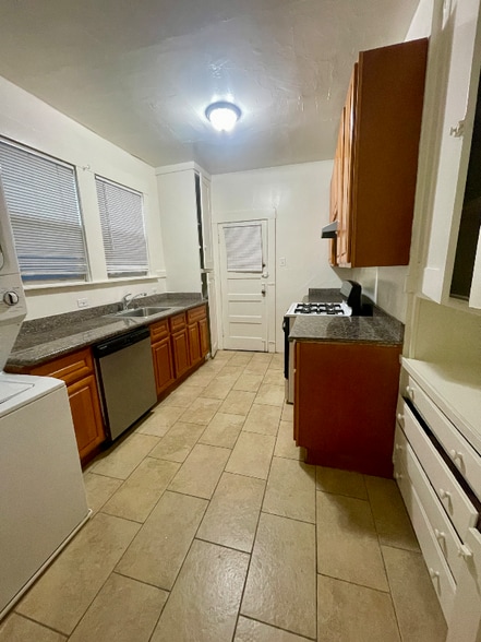 Building Photo - 564 53rd St