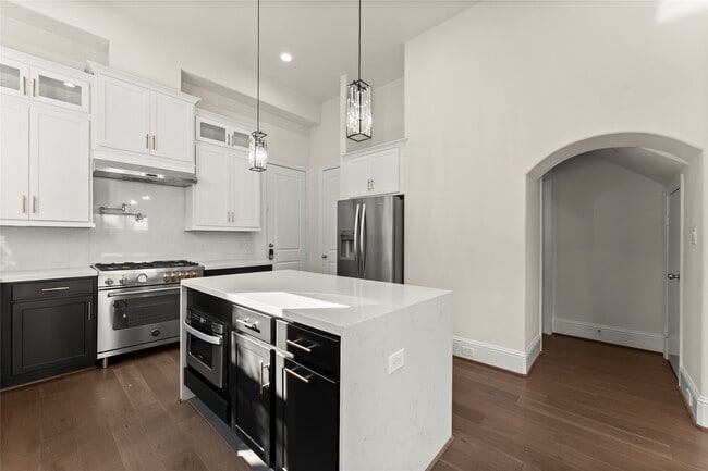 Building Photo - 1902 W 25th St