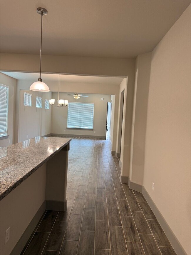 Building Photo - 3/2/2 Open concept and conveniently located for commuters