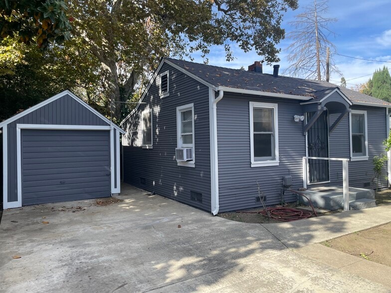 Building Photo - 721 N Church St