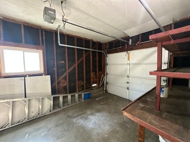 Building Photo - Cute 2 bed/1 bath Duplex in East Sac!!