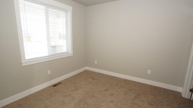 Building Photo - Don't Miss Out On This Five Mile Area 3 Be...