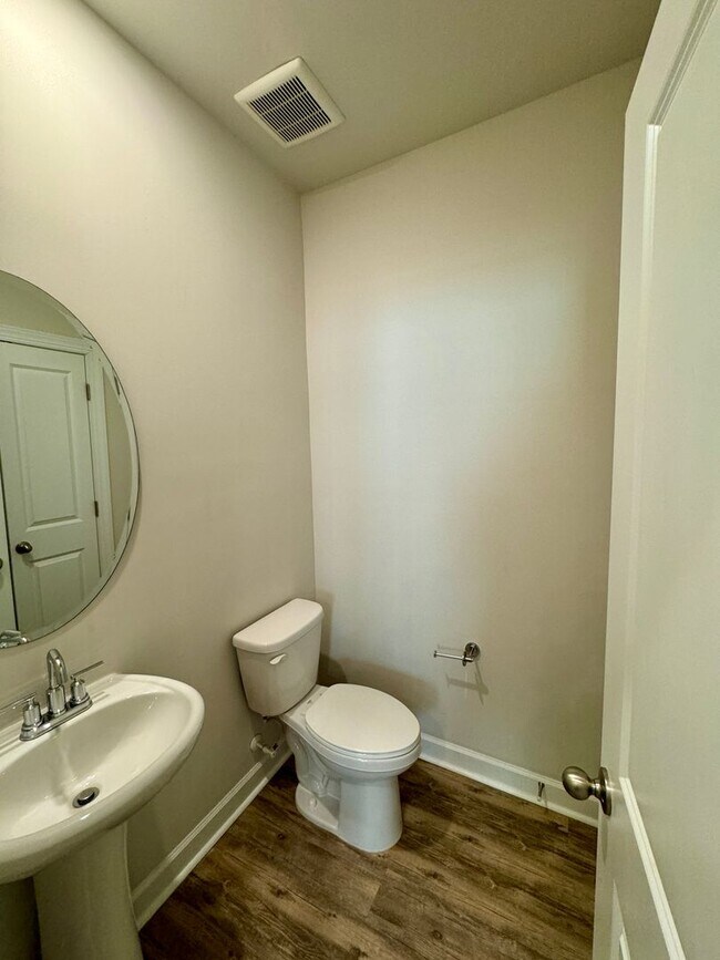 Building Photo - 3BR/2.5BA; Desirable Belmont Location