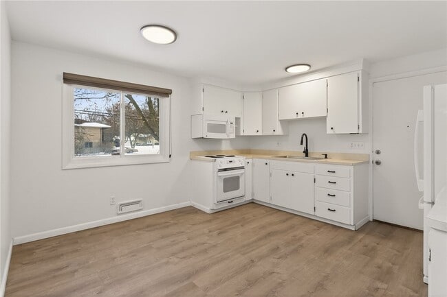 Building Photo - 14 Kingswood Dr