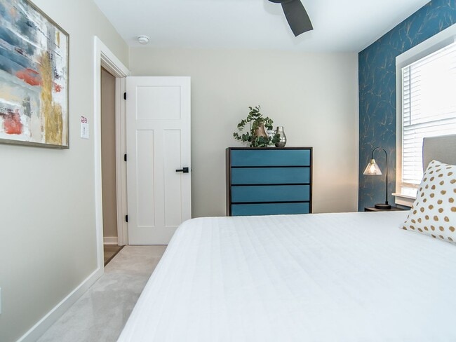 Building Photo - **OFFERING 1/2 OFF FIRST MONTH'S RENT FOR 9+ MONTH LEASE & REFUNDABLE APPLICATION FEES** Luxuriou...