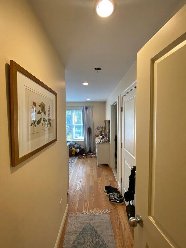 Building Photo - No Brokers Fee, No Security Deposit, In-Unit Washer and Dryer, Central Heat/AC, One Parking is In...