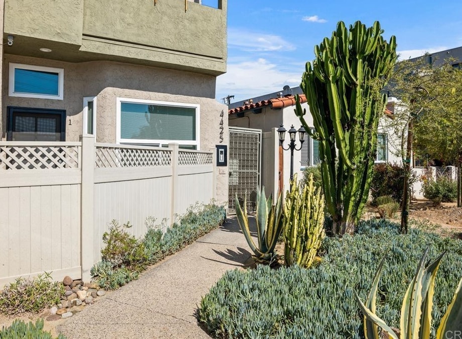 Gated entrance - 4425 Kansas St