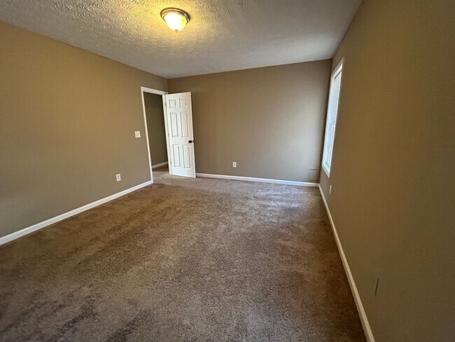 Building Photo - 1536 Ravens Run - Recently Renovated! Bran...