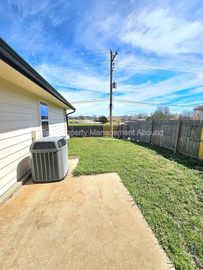 Building Photo - 1611 N Hickory Ave