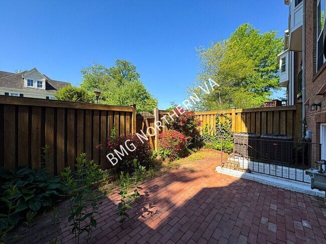 Building Photo - 3091 McKinnon Way