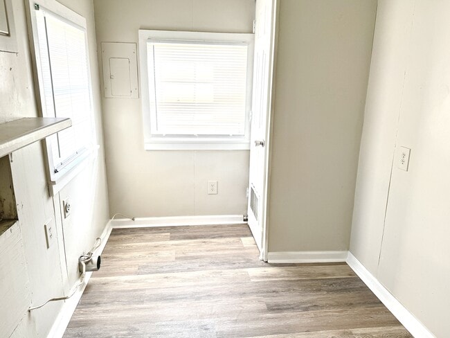 Building Photo - 422 D St SE