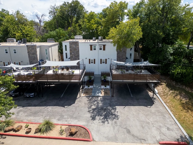 Building Photo - 2215 Park Hill Dr