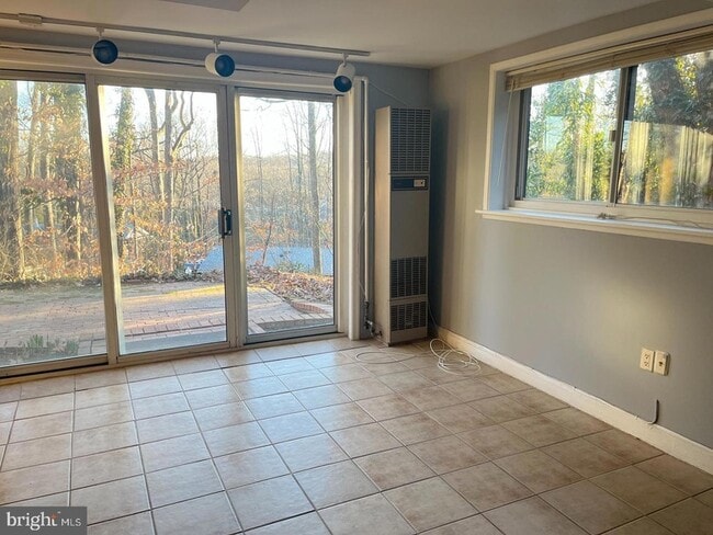 Building Photo - 6323 Fenton Ct