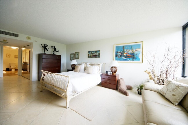 Building Photo - 2480 Presidential Way