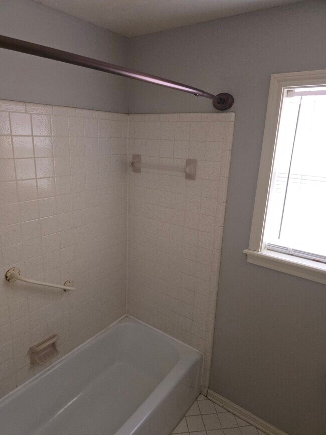 Building Photo - 2007 Southwood Dr