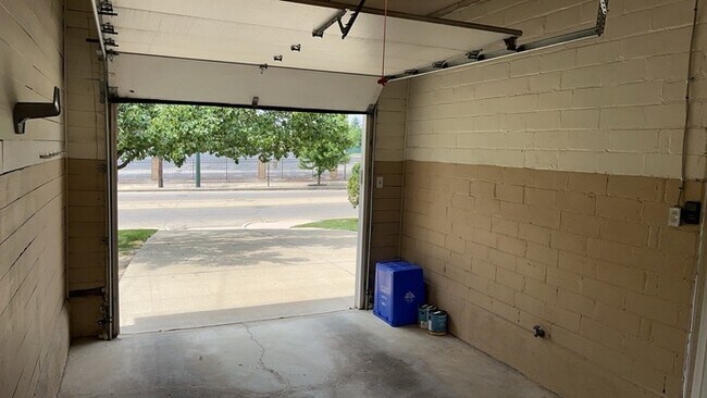 Building Photo - 1076 Sherwood Dr