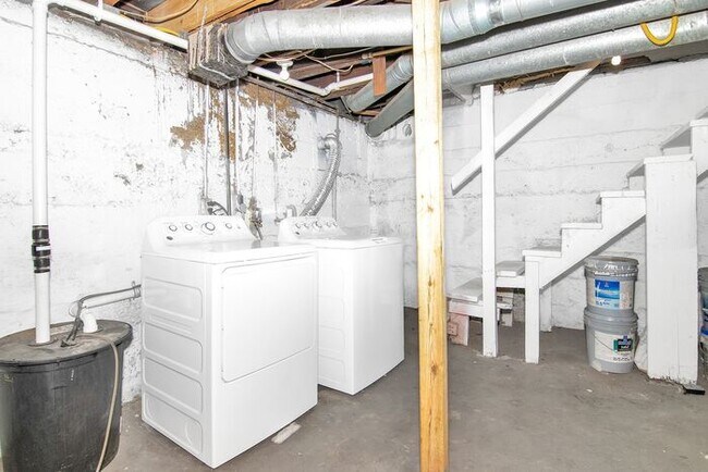 Building Photo - Classic Remodeled Townhome in Windsor Park