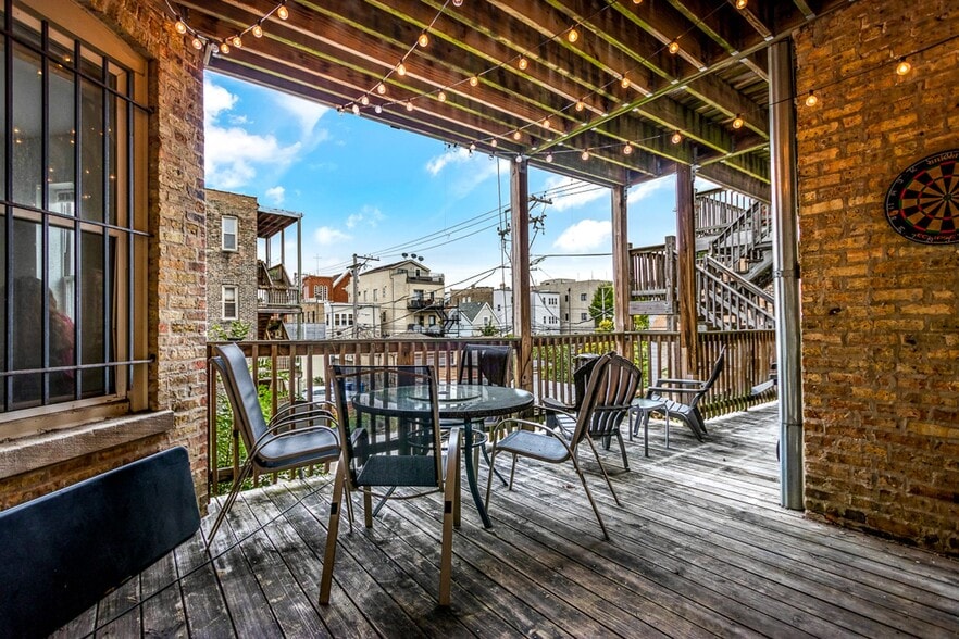 Building Photo - 1034 N Damen Ave