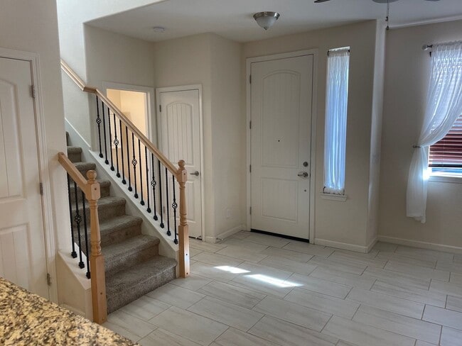 Building Photo - Townhome short drive to freeway. 3 bedroom 2 1/2 baths