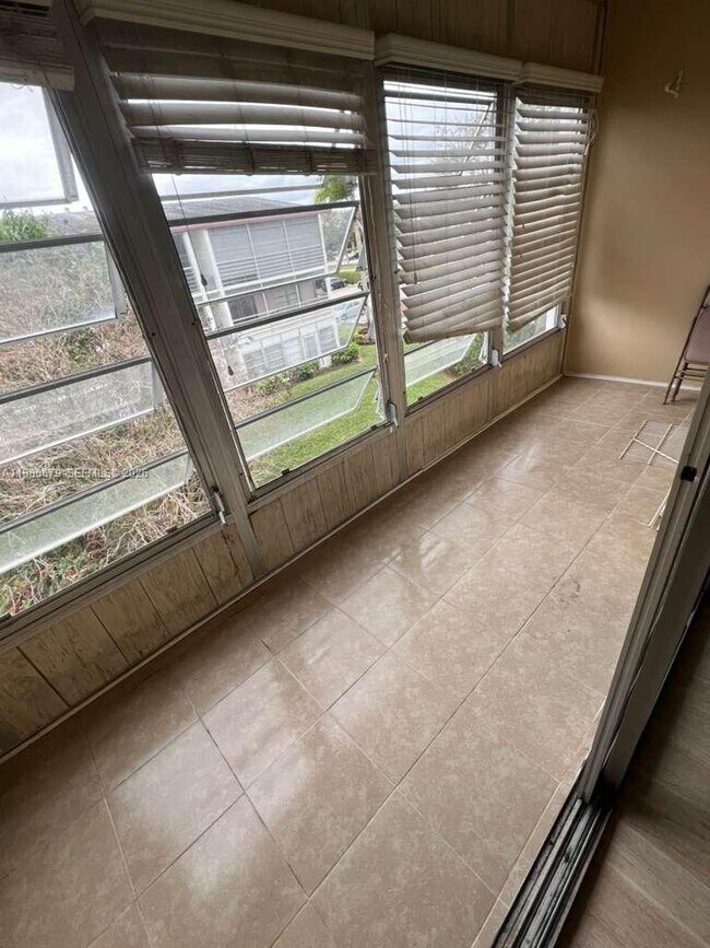 Building Photo - 82 Fanshaw B