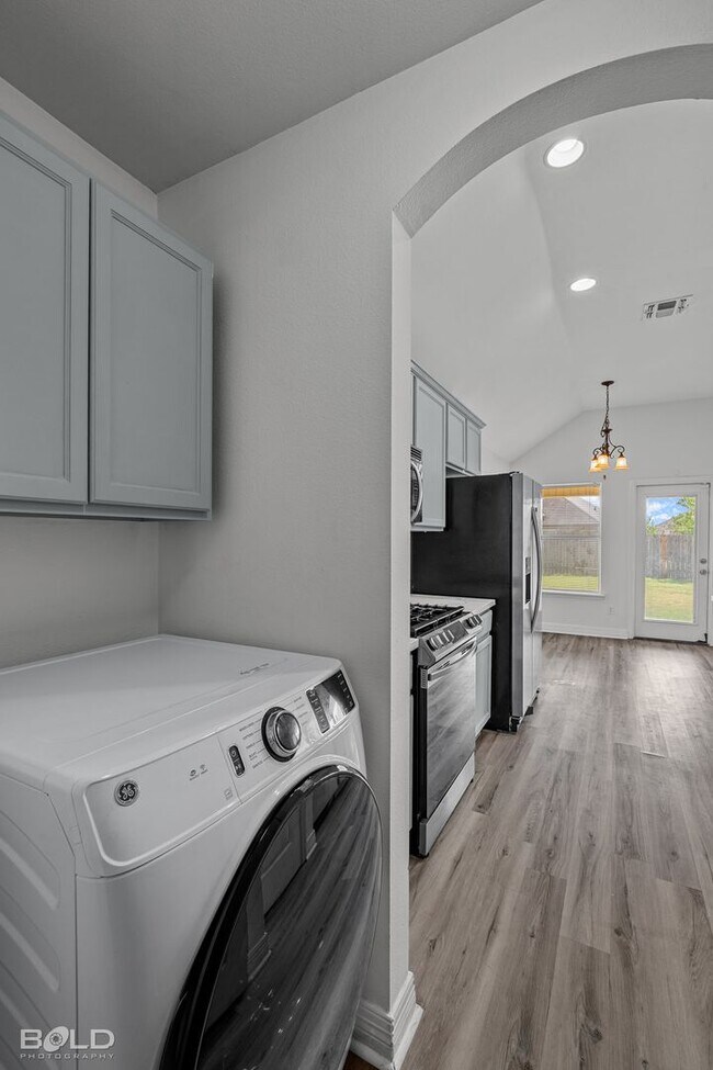 Building Photo - 521 Linnhurst Dr