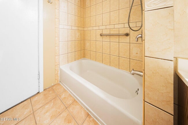 Building Photo - 5656 Kensington Cir