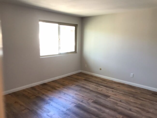 Building Photo - Awesome Remodeled Top Floor condo in Point Loma Tennis Club