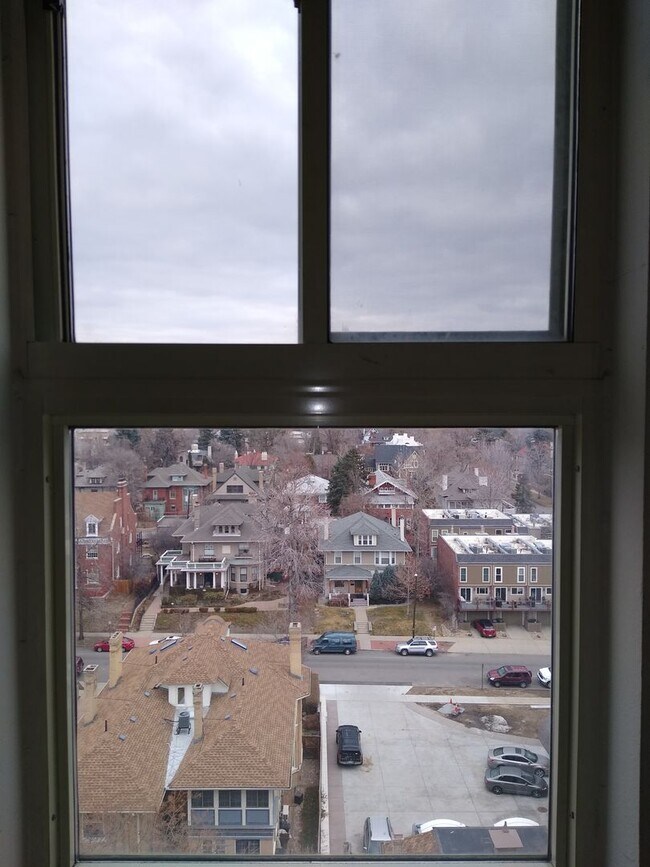 Building Photo - Amazing Penthouse 2 Bedroom 2 Bath With Mo...