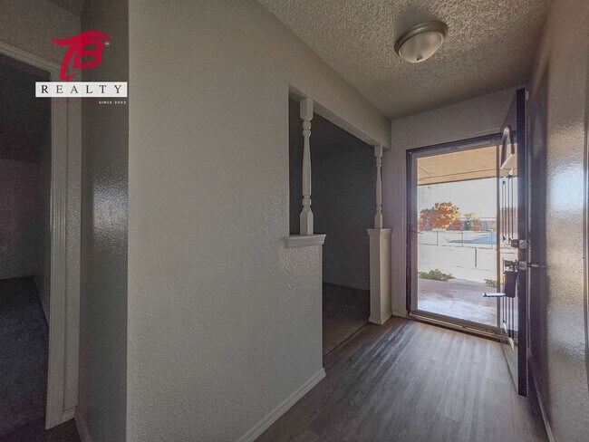 Building Photo - Spacious 3 bedroom, 2 bath single-family home in the desirable Lyrewood/Woodlake area of northwes...