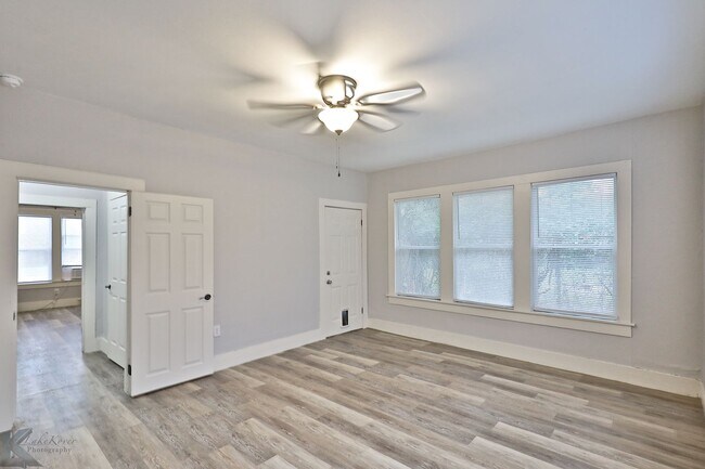 Building Photo - 2 bed 1 bath; AVAILABLE NOW!