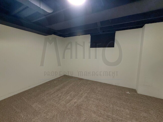 Building Photo - 1324 E 43rd Ave