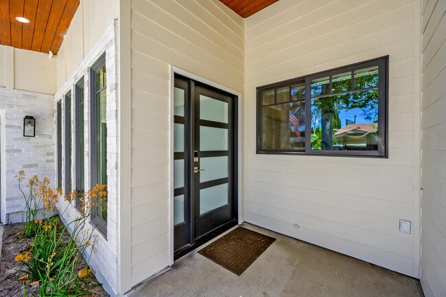 Building Photo - 11192 Martha Ann Dr