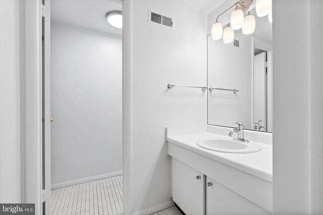 Building Photo - 110 Cross Keys Rd