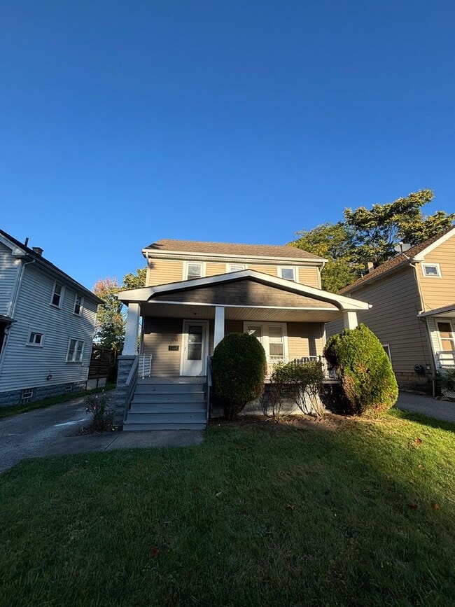 Building Photo - Beautifully Renovated 3-Bedroom Home – Sec...