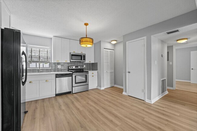 Building Photo - Orlando - 2 Bedroom, 1 Bathroom - $2195.00