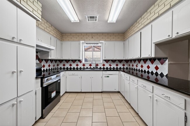 Building Photo - 2319 Blue Willow Dr