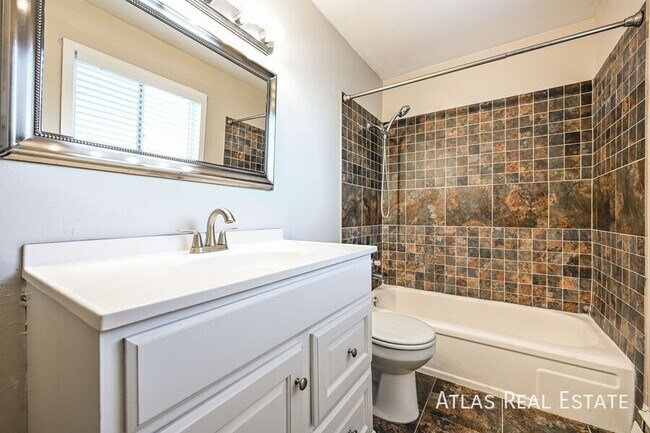 Building Photo - 331 S Victor St